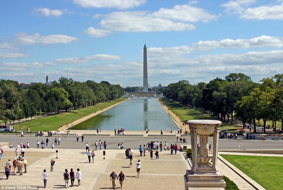 Hồ tưởng niệm Lincoln, Washington, Mỹ: Được xây dựng năm 1922, hồ tưởng niệm Lincoln đã xuất hiện trong vô số bộ phim của Mỹ, và là nơi diễn ra nhiều sự kiện lịch sử quan trọng. Hàng năm, nơi này đón hơn 3,6 triệu lượt khách tham quan.